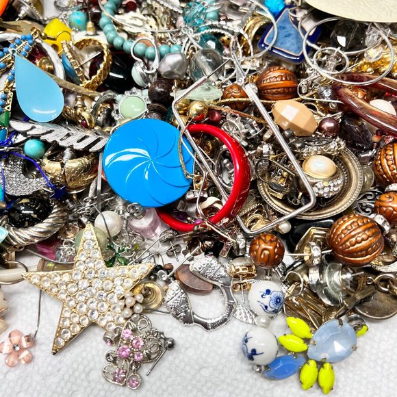 Heartbreak Earrings - 2 ½ lb No Mate Earring Lot Box - Picture 3 of 5